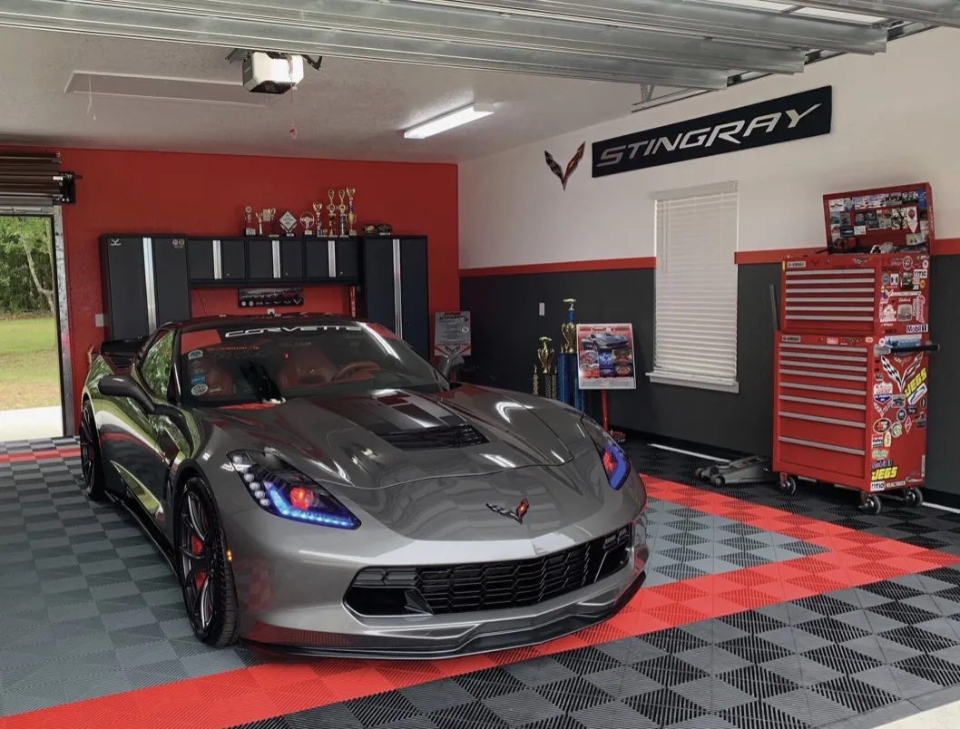 Garage with a grey Swisstrax Ribtrax floor and a red border